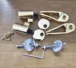 Cerniere Soft Close regolabili fissaggio dall'alto interasse 2,2 colore oro - immagine 3